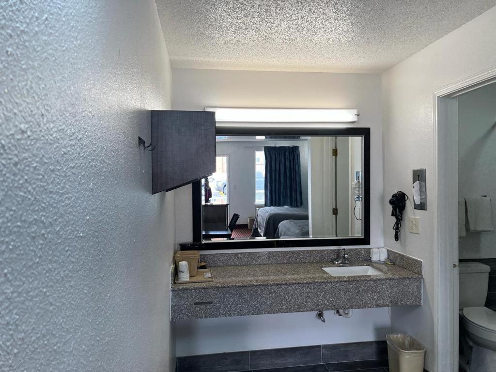 Key West Inn - Tuscumbia ภายนอก รูปภาพ